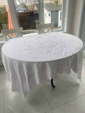 RECTANGULAR Pure White Eye-Let Tablecloth Poly/cotton mix Size L: 80”
W: 49.5”